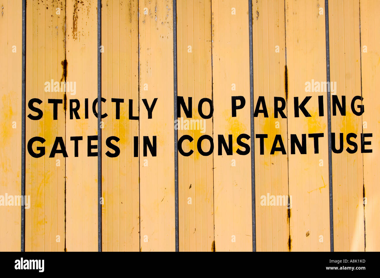 strictly no parking gates in constant use sign Stock Photo Alamy