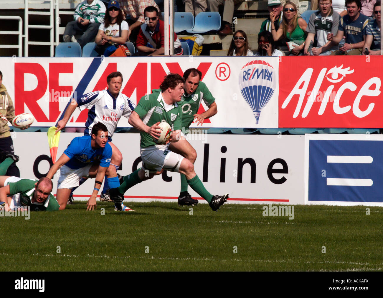 Brian O Driscoll about to pass ball to Girvan Dempsey who goes on to score Italy v Ireland six nations rugby March 10th 2007 Stock Photo