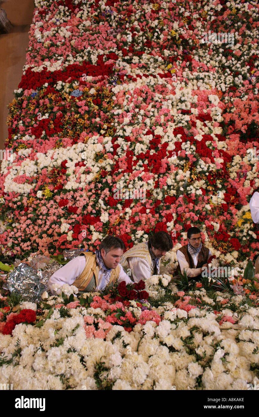 Making flower tapestry for la Ofrenda at Plaza de la Virgen by the