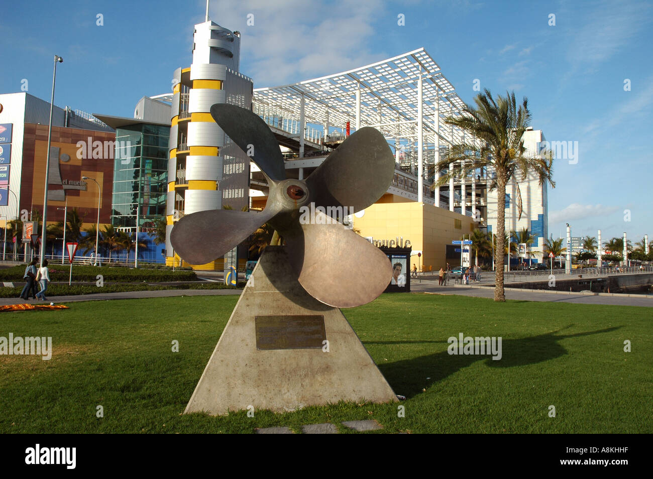 Ship propeller statue in front of El Muelle shopping centre in the city