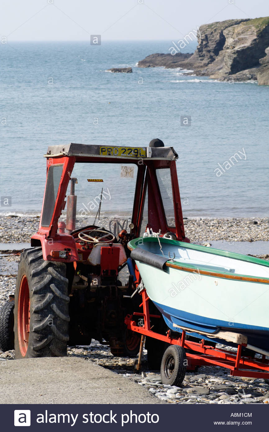Tractor Towing Boat Stock Photos & Tractor Towing Boat Stock Images Alamy