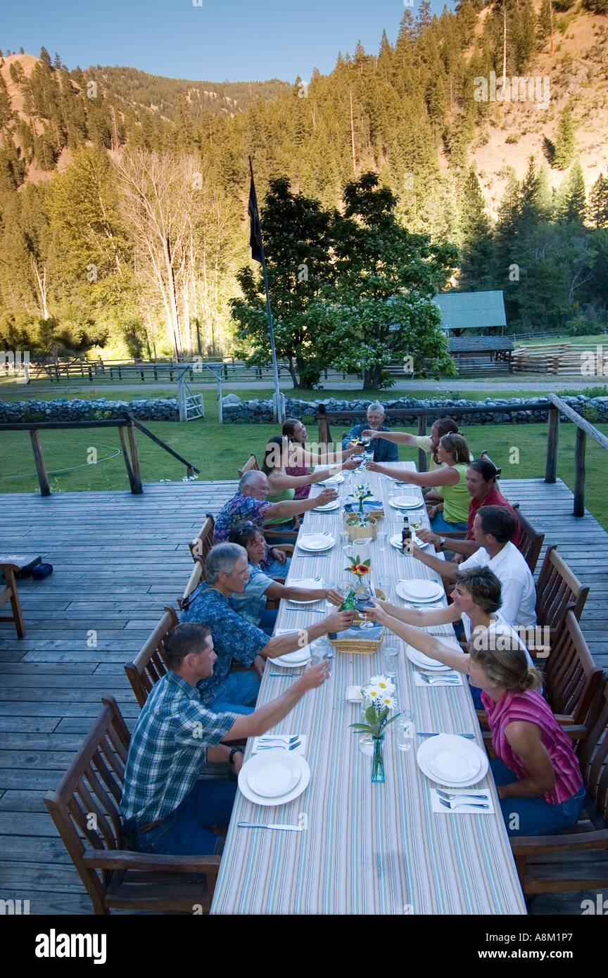 IDAHO INDIAN CREEK GUEST RANCH Guests dining on outdoor deck MAIN SALMON RIVER NEAR SHOUPE ID MR Stock Photo