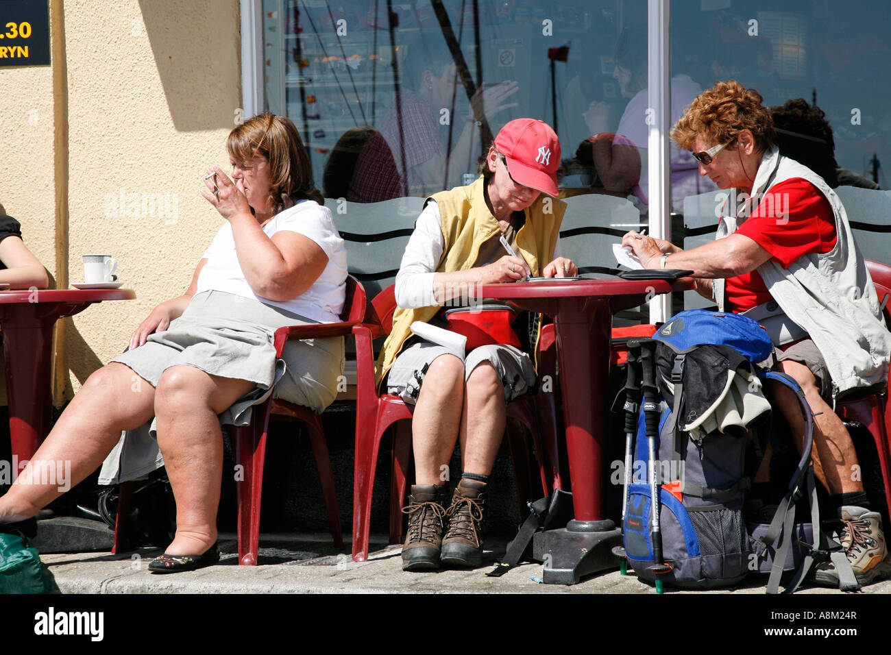 People Sitting Outside A Cafe Padstow Cornwall England Uk Europe Stock Photo