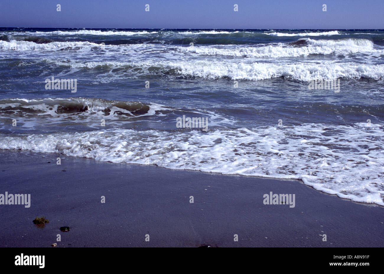 Close up waves approaching beach hi-res stock photography and images ...