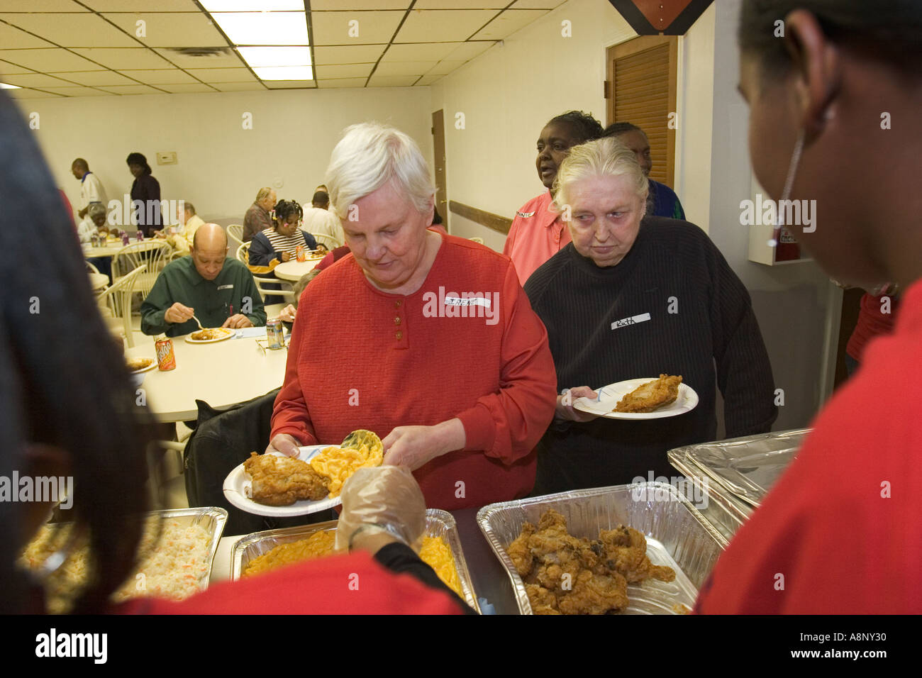 High School Volunteers Serve Lunch at Community Center Stock Photo Alamy