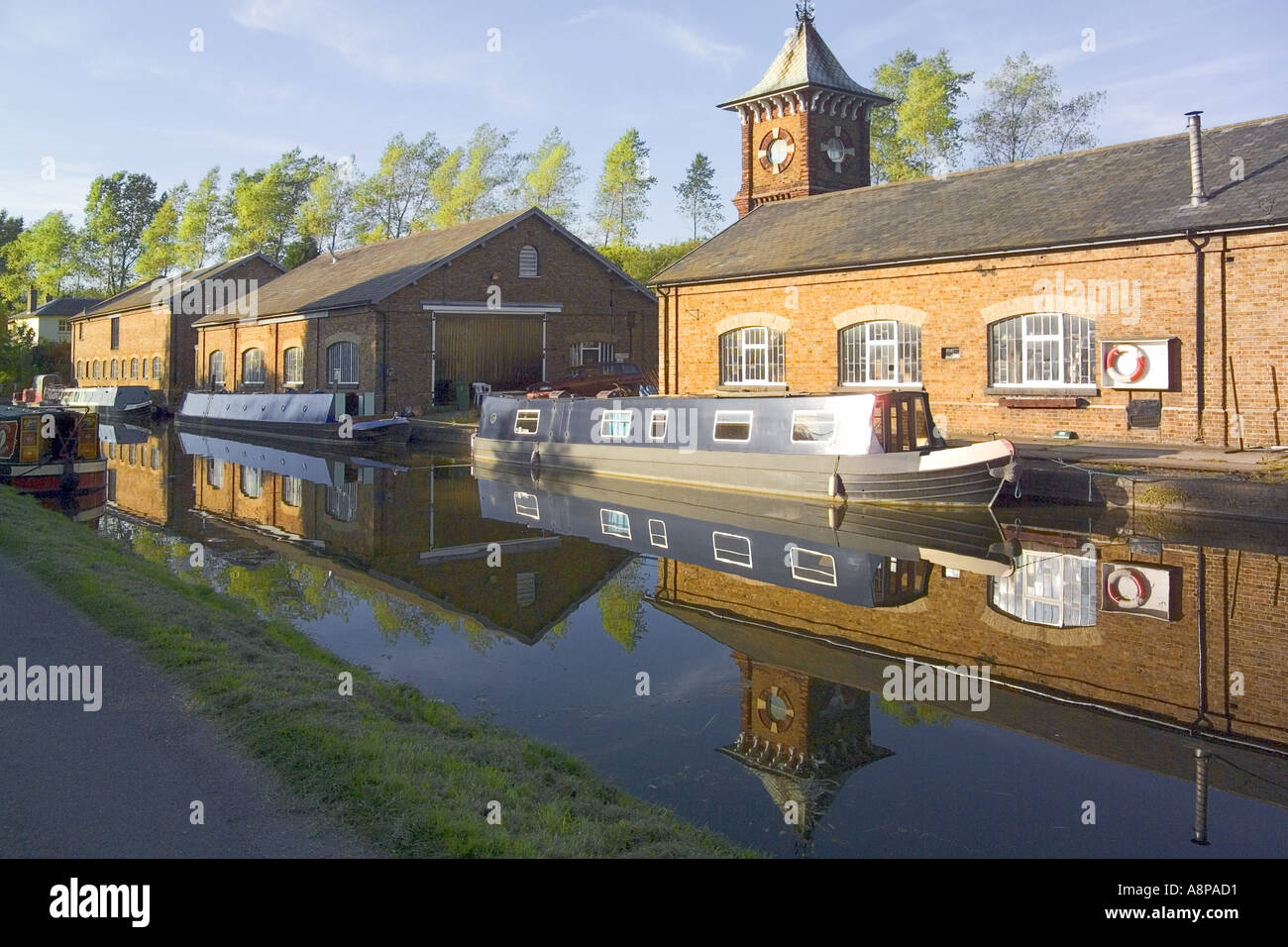 england buckinghamshire the chilterns grand union canal bulbourne ...