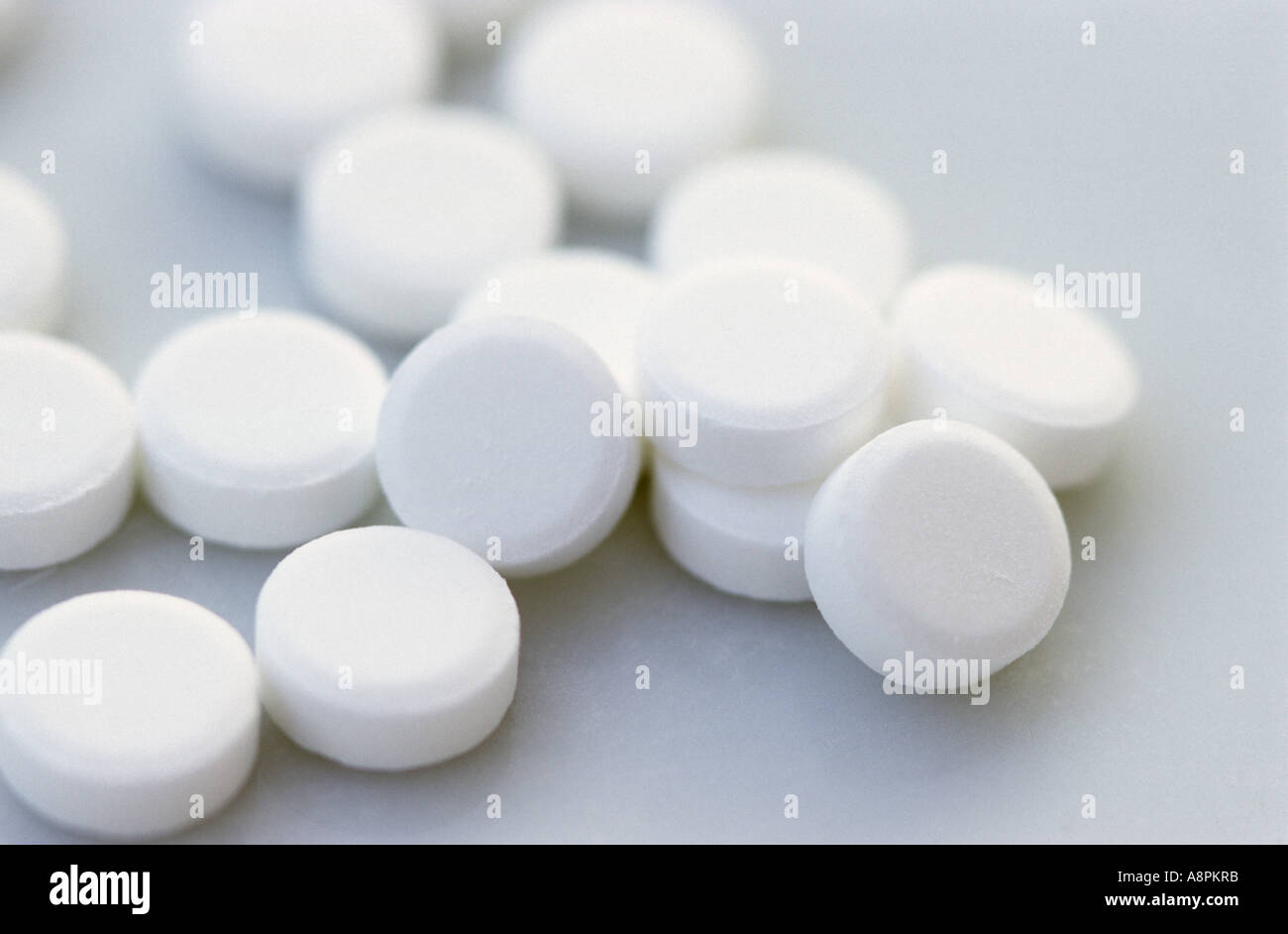 Many small nonsteroidal anti inflammatory aspirin pills Stock Photo Alamy