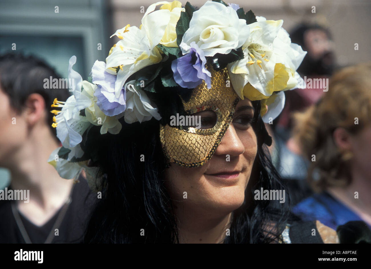 Wearing a mask in london hi-res stock photography and images - Alamy