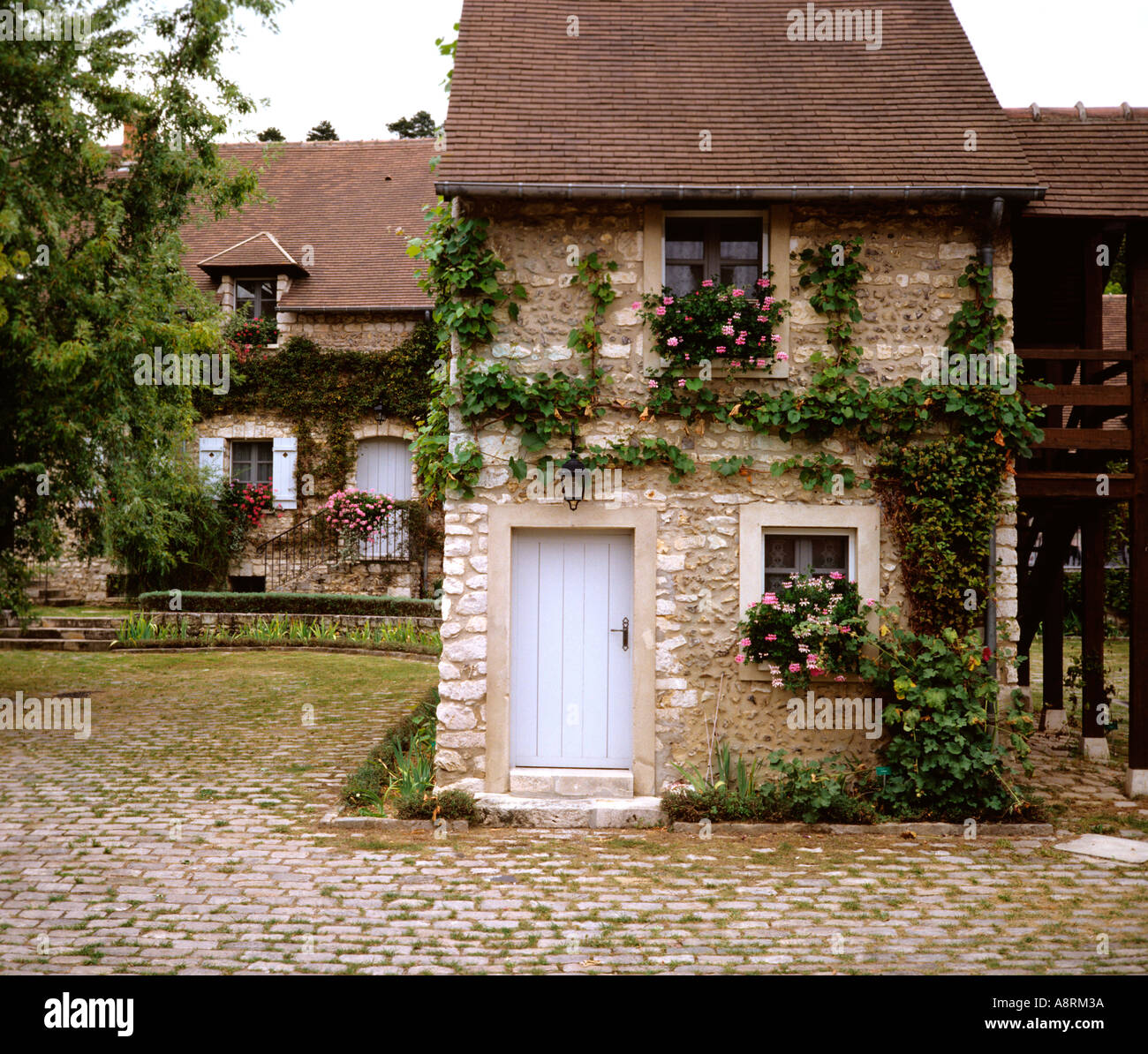 Courtyard house settlement hi-res stock photography and images - Alamy