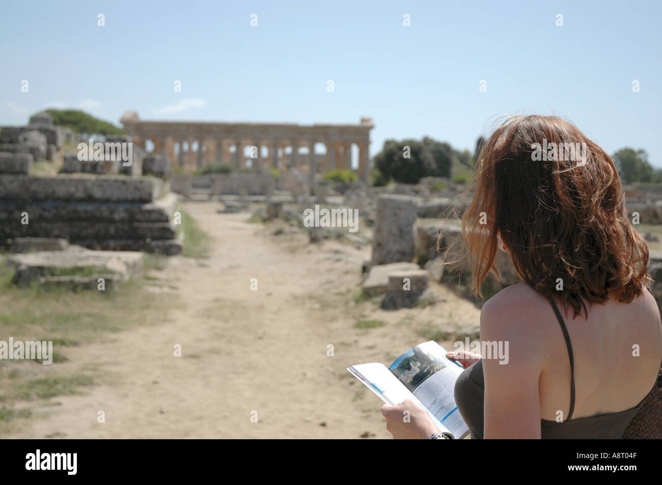 Woman Reading A Guide World map guide book hi-res stock photography and images - Alamy
