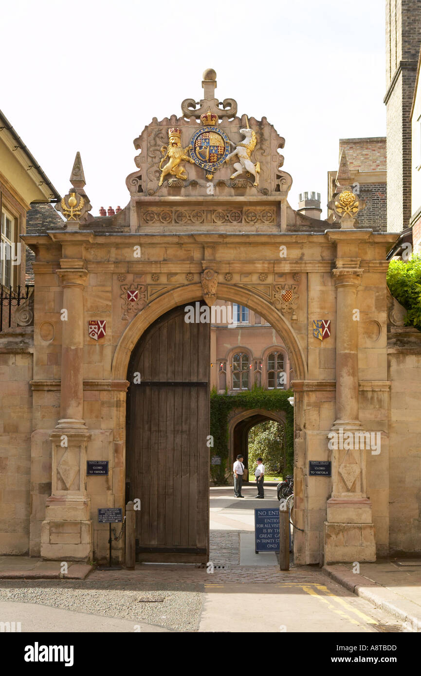 GATE TO BISHOPS HOSTEL TRINITY COLLEGE CAMBRIDGE IN SUMMER ENGLAND Stock Photo