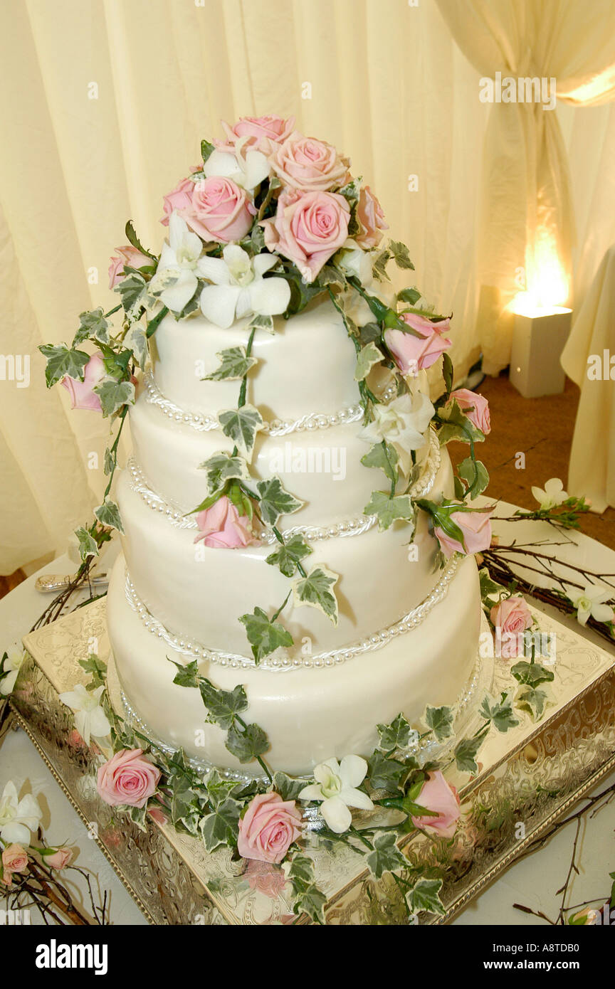 Traditional tiered wedding cake Stock Photo - Alamy