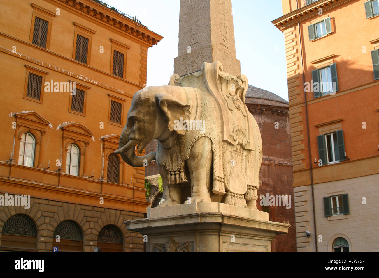 elephant statue by bernini near pantheon Stock Photo Alamy