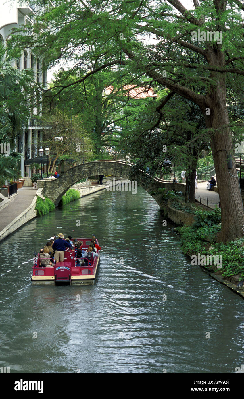 River walk san antonio cruise hi-res stock photography and images - Alamy