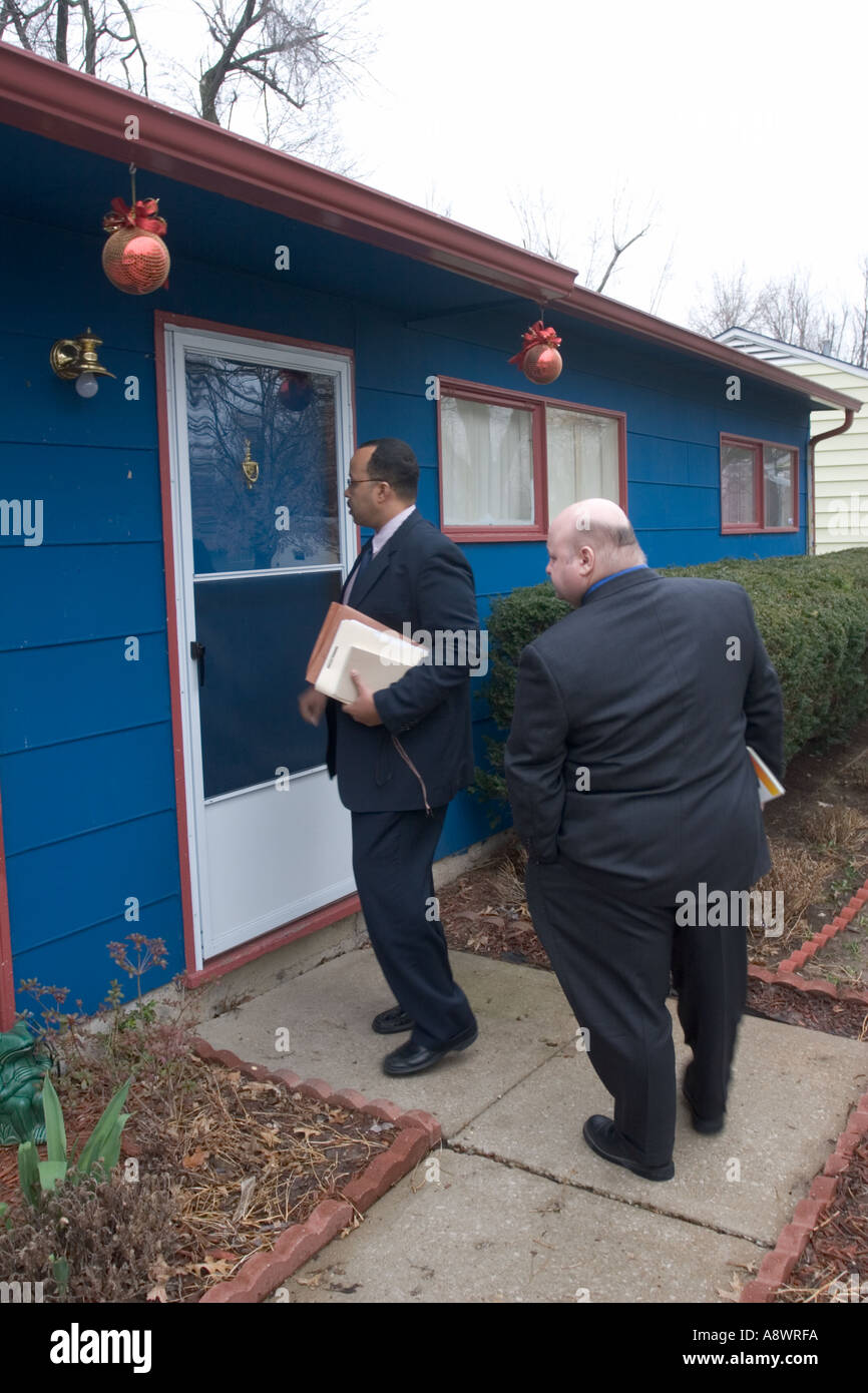 Homicide detectives knocking on door to speak to witness. Kansas City, MO, Police Department, USA. Stock Photo