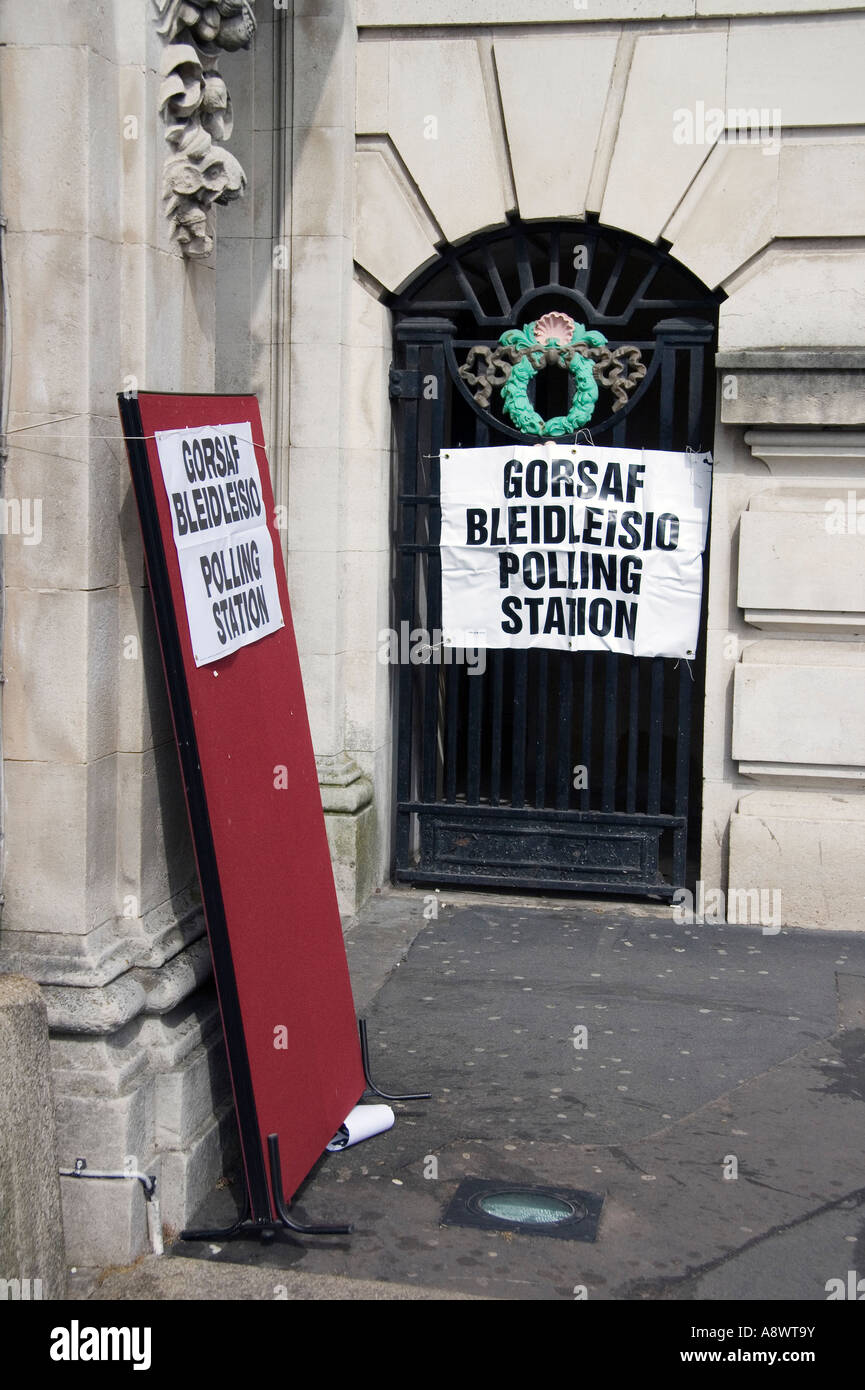 Polling station for Welsh Assembly, Cardiff Town Hall 2007 Stock Photo