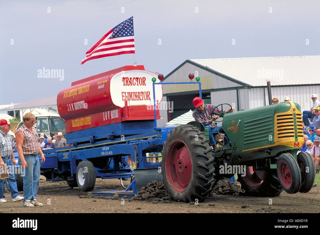 Antique tractor pull hires stock photography and images Alamy