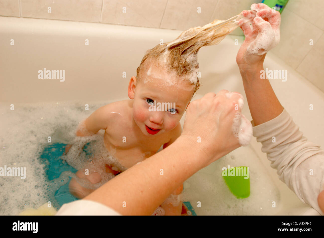 Kid wash hair bathtub hi-res stock photography and images - Alamy