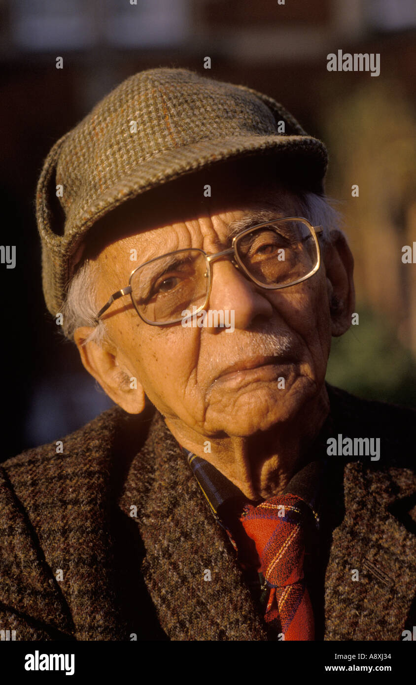 Nirad Chaudhuri  portrait outside his home in Oxford died aged 101 years writer philosopher 1990s HOMER SYKES Stock Photo