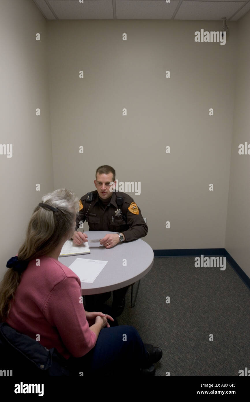 Sheriff s deputy interviews a witness Saline County Sheriff s Office