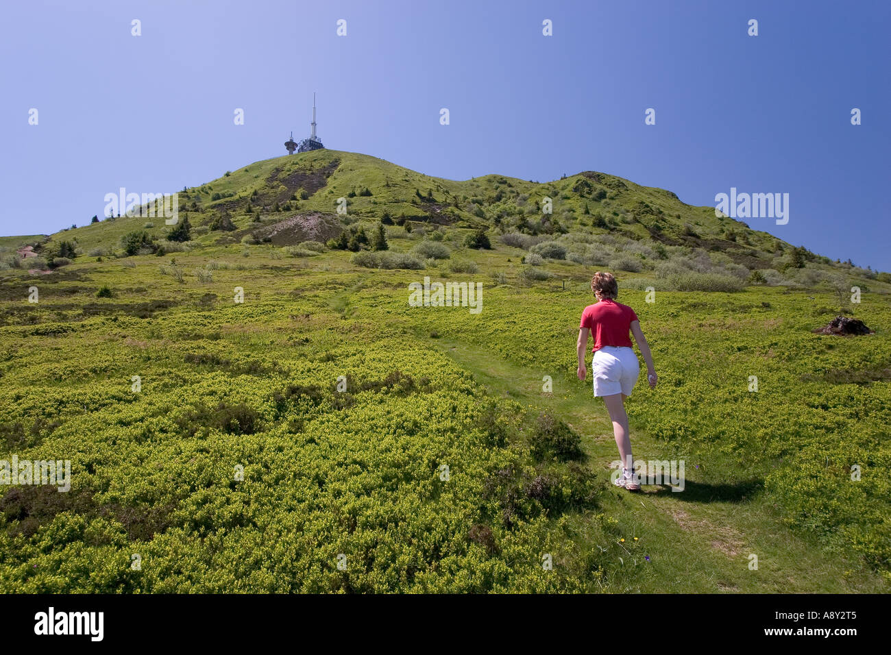 Hill Walker Lady Walking Up To The Puy De Dome France Marcheuse Montant Vers Le Puy De Dome France Stock Photo Alamy