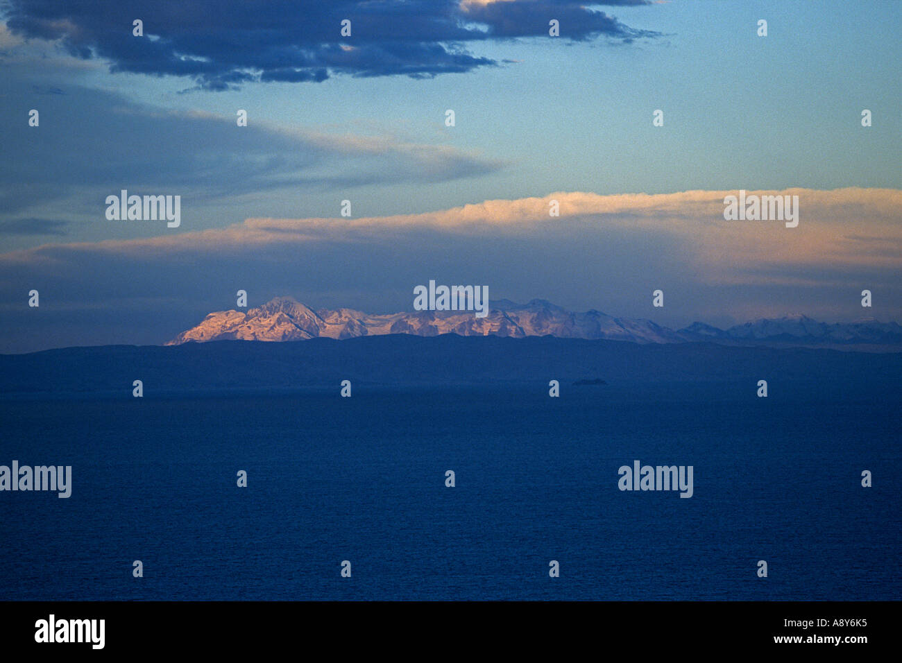 Twilight on the Titicaca lake (Peru). Crépuscule sur le lac Titicaca (Pérou). Stock Photo