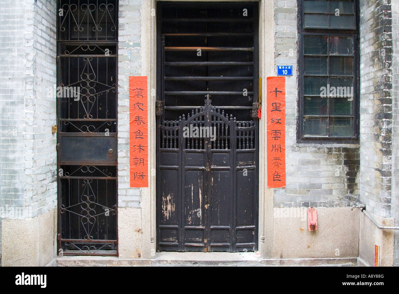 Old Fashioned Sliding Wooden Pole Doors Guangzhou China Stock Photo Alamy