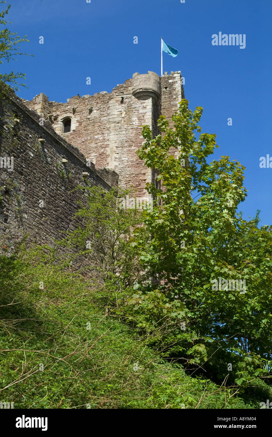 dh Doune Castle DOUNE STIRLINGSHIRE Historic Scotland flag ruined castle tower Stock Photo