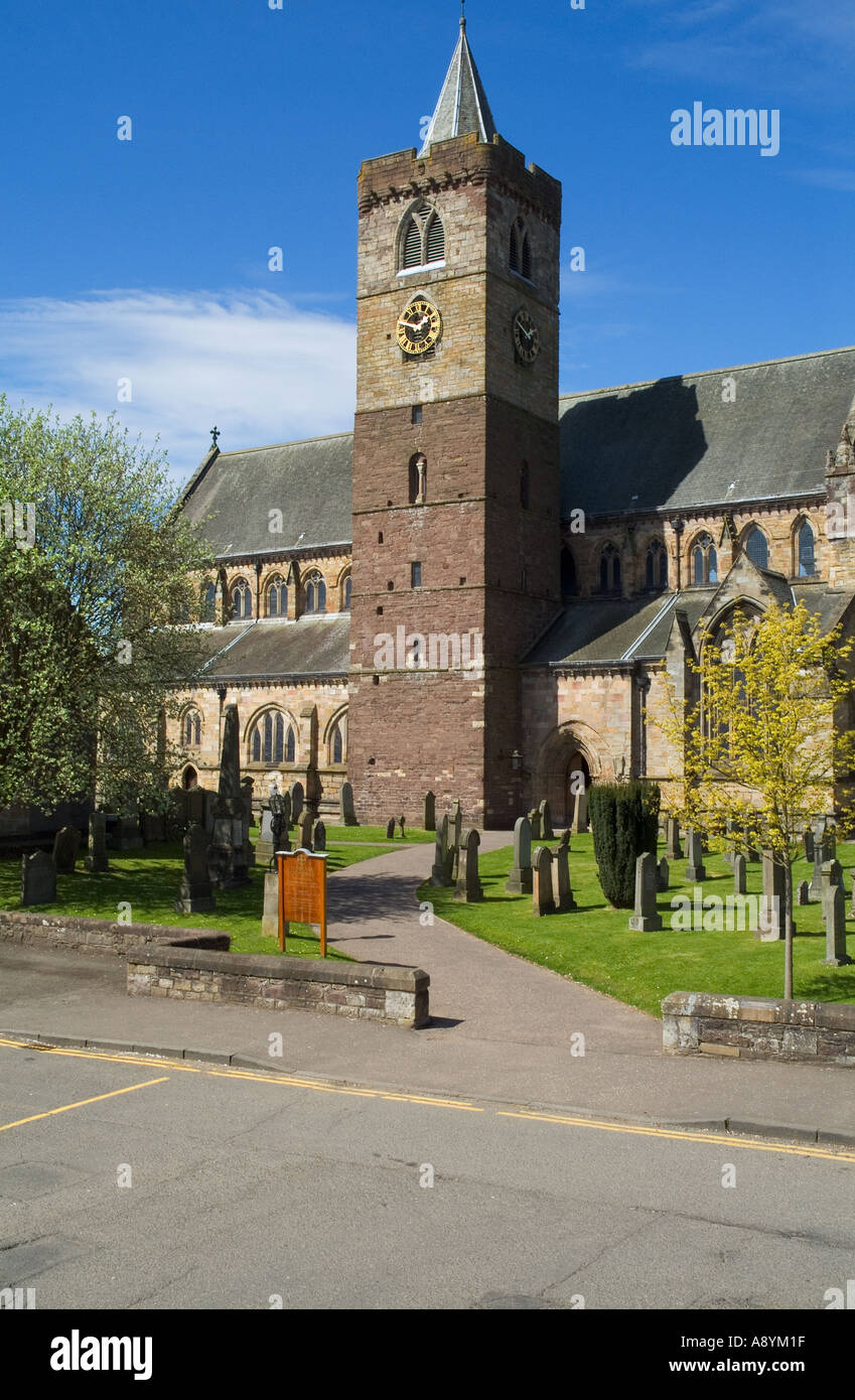 dh Dunblane cathedral DUNBLANE STIRLINGSHIRE Church entrance graveyard clock tower scotland Stock Photo