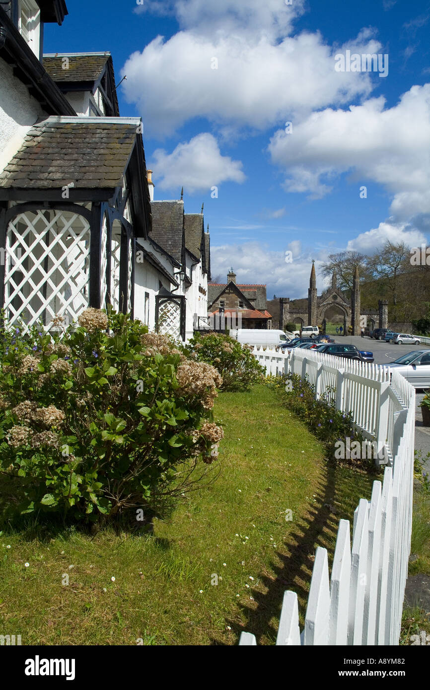 dh KENMORE PERTHSHIRE Cottage garden and Taymouth castle estate archway village scotland Stock
