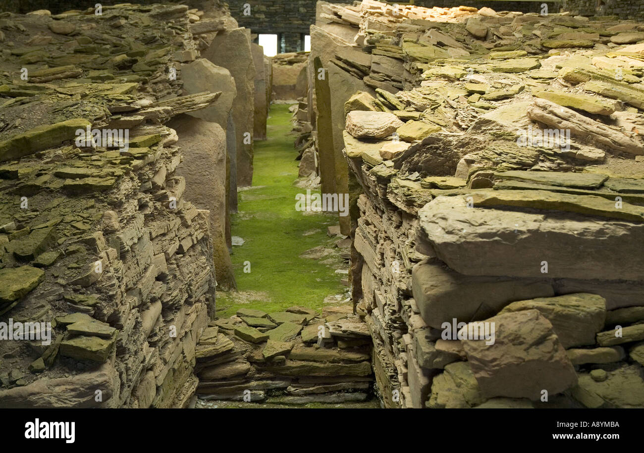 dh Midhowe Cairn ROUSAY ORKNEY Neolithic burial chambered stalled tomb stone walls chamber Stock Photo