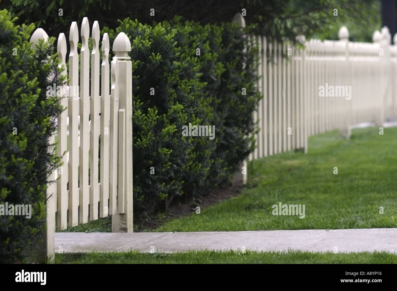 Picket fence gate hi-res stock photography and images - Alamy