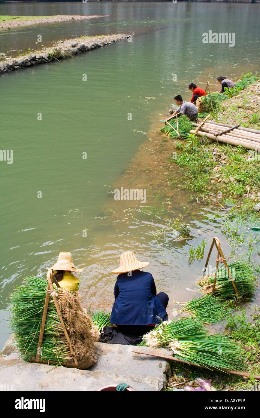 Men river washing china hi-res stock photography and images - Alamy