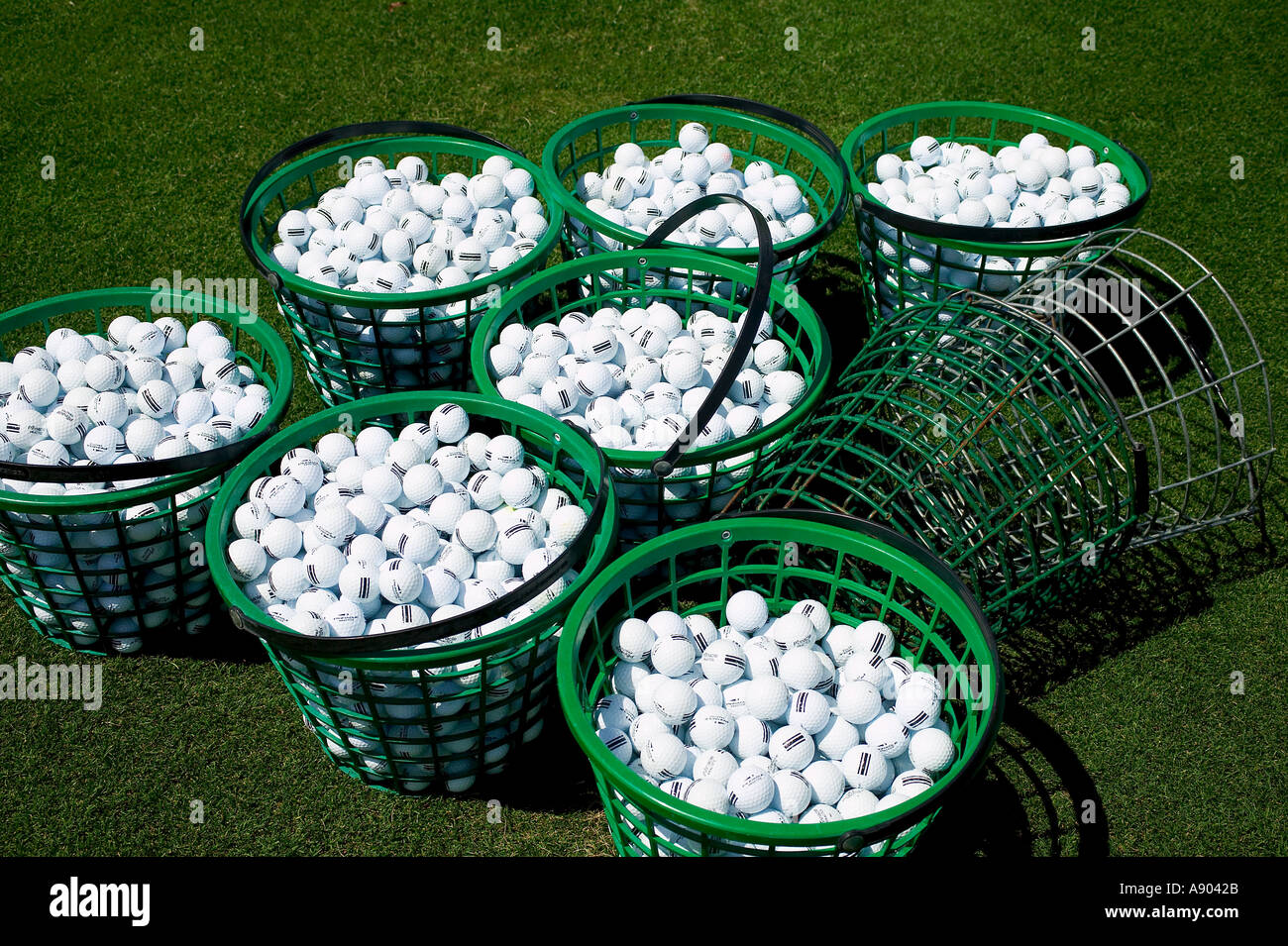 Bucket golf balls hires stock photography and images Alamy