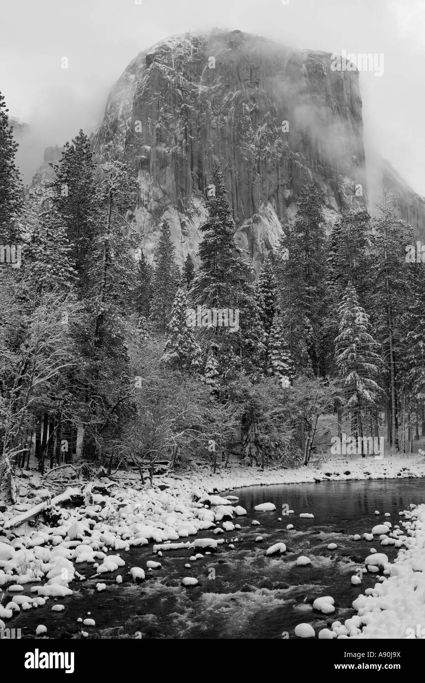 Snow covered foggy mountain peaks in Yosemite National Park Stock Photo