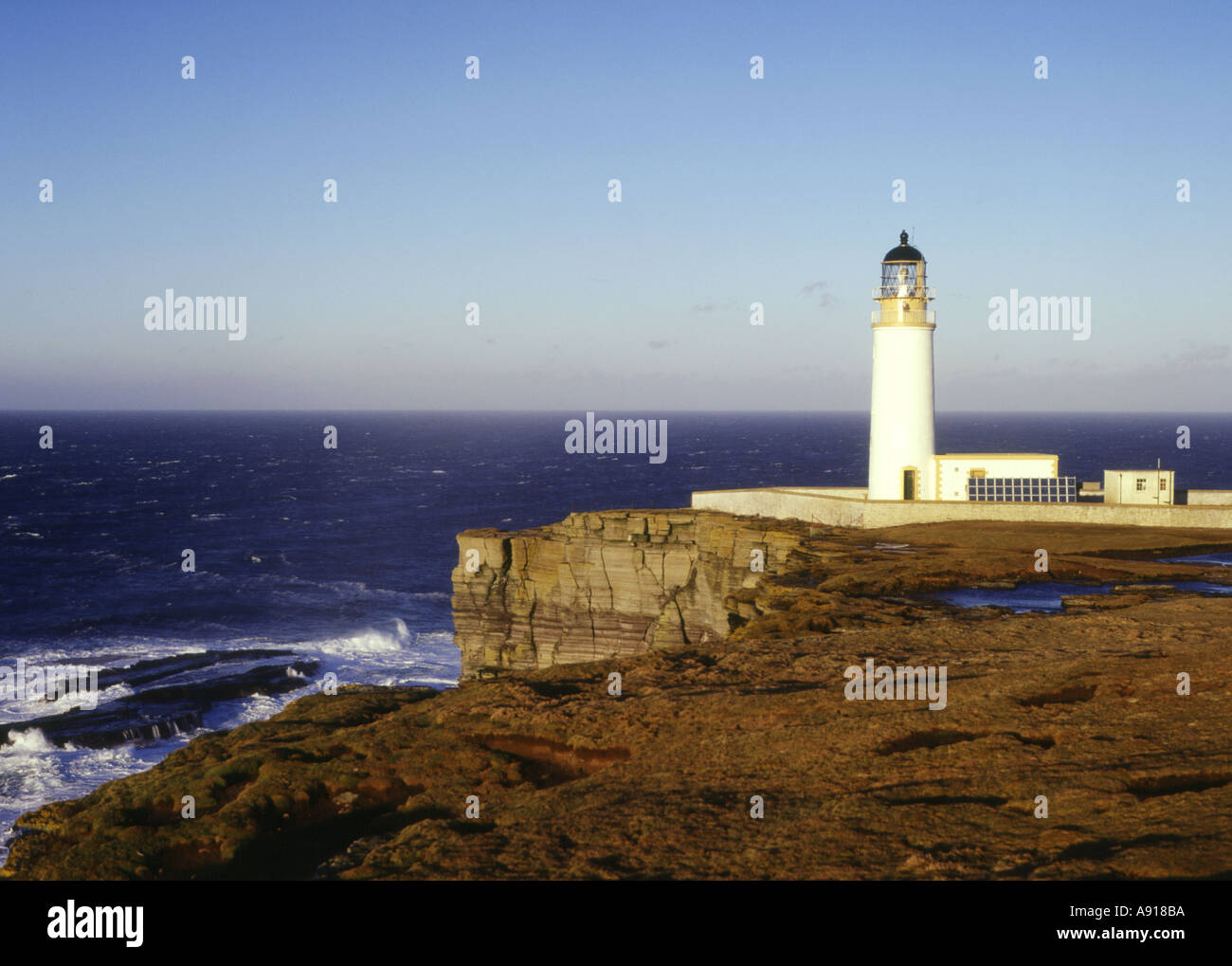 dh Noup Head Lighthouse WESTRAY ORKNEY Lighthouse and Noup Head cliffs Stock Photo