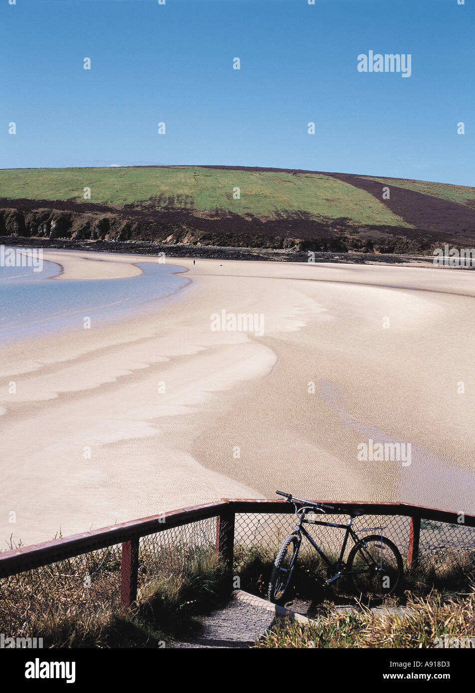 dh Waulkmill Bay ORPHIR ORKNEY Parked bicycle bird watcher sandy beach and bay Stock Photo