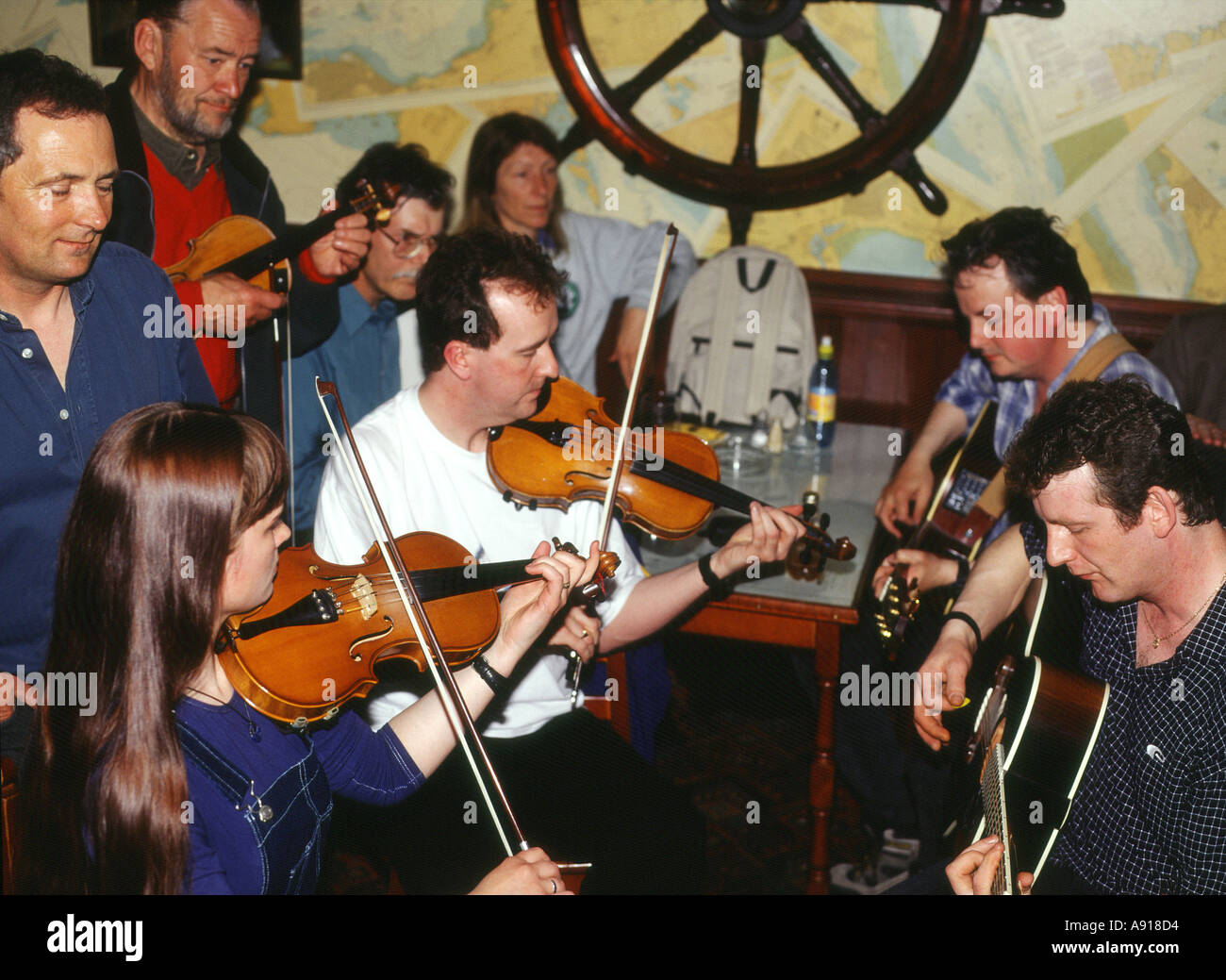 dh Folk Festival Ferry Inn STROMNESS PUB ORKNEY SCOTLAND Traditional scottish group guitars in music tavern fiddle player musicians Stock Photo