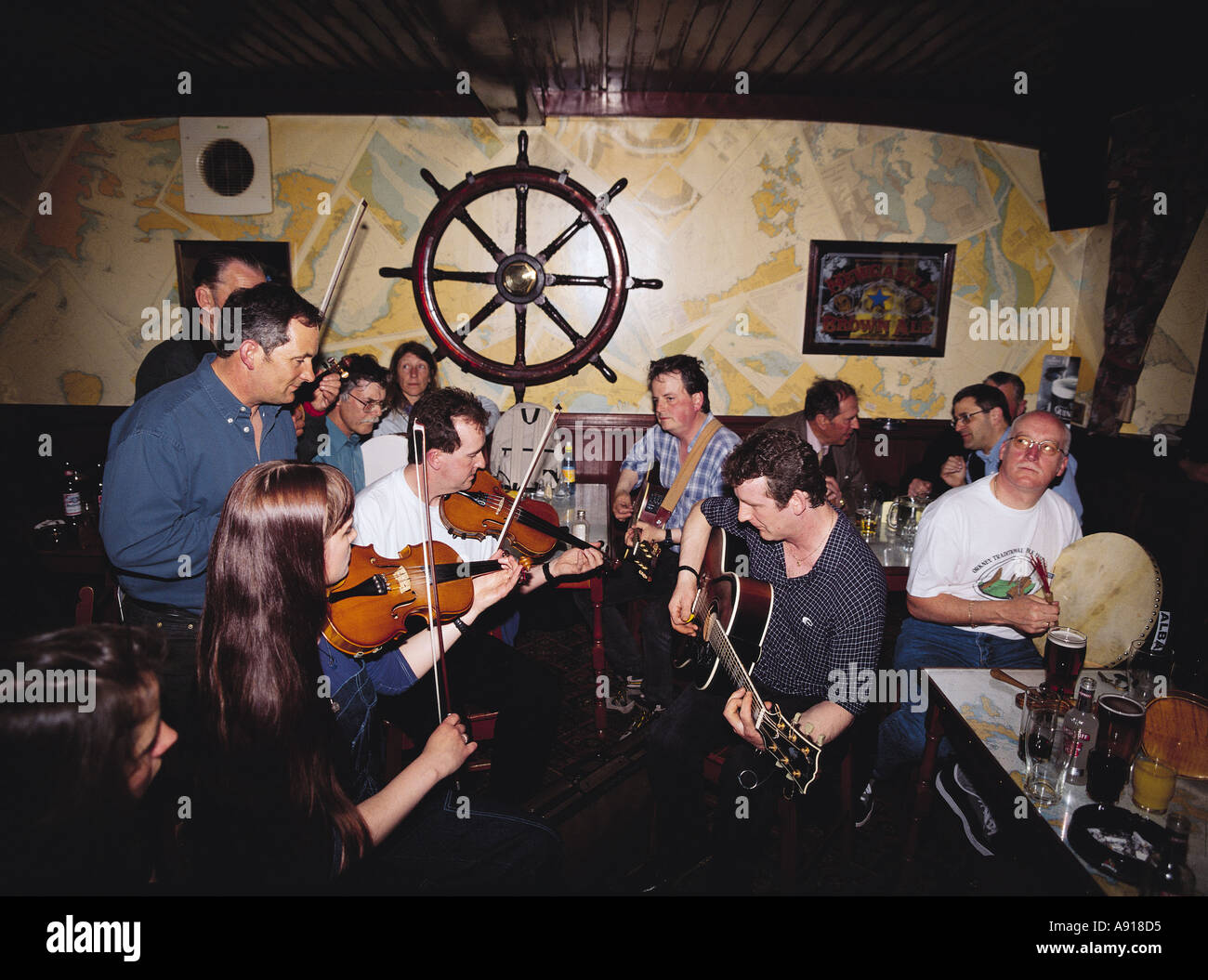 dh Orkney Folk Festival STROMNESS  PUB ORKNEY SCOTLAND Traditional Scottish group guitars violins in public house music uk people interior Stock Photo