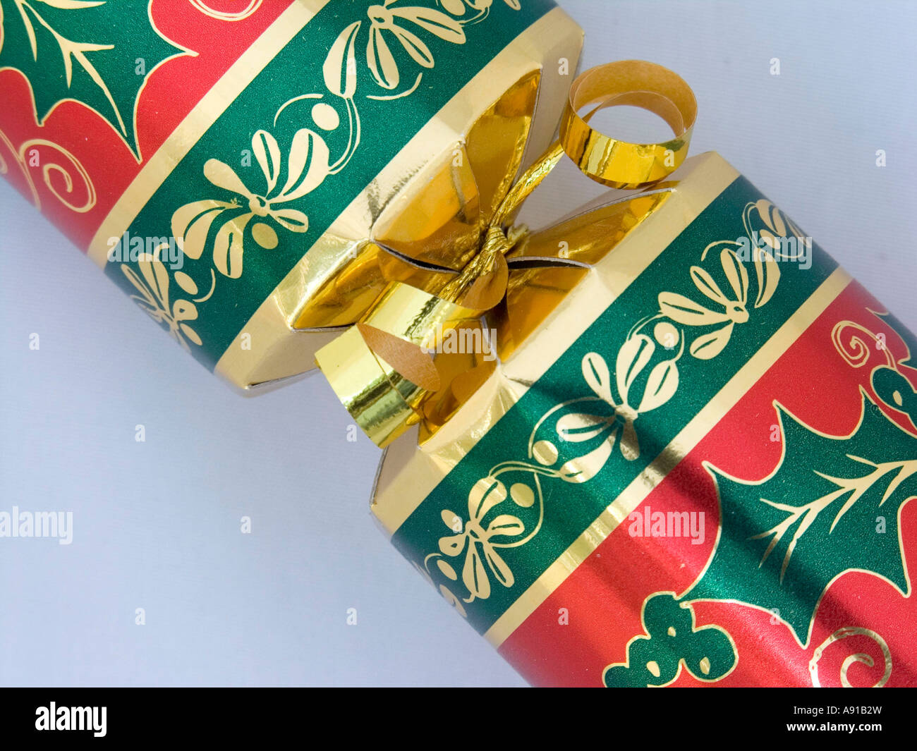 Gold christmas cracker hi-res stock photography and images - Alamy