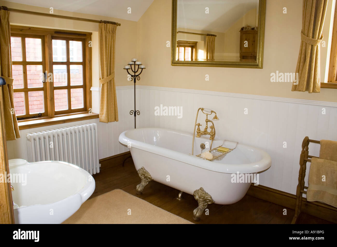 A luxury traditional bathroom Stock Photo - Alamy
