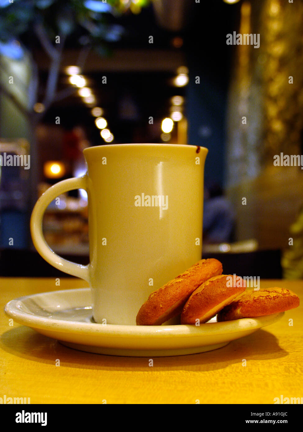 Tasse auf einen Tisch Cup at a table Stock Photo