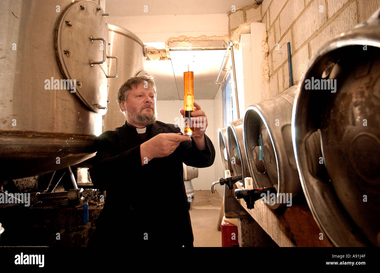 A Priest brews fine English ales in a microbrewery in Sussex Stock Photo