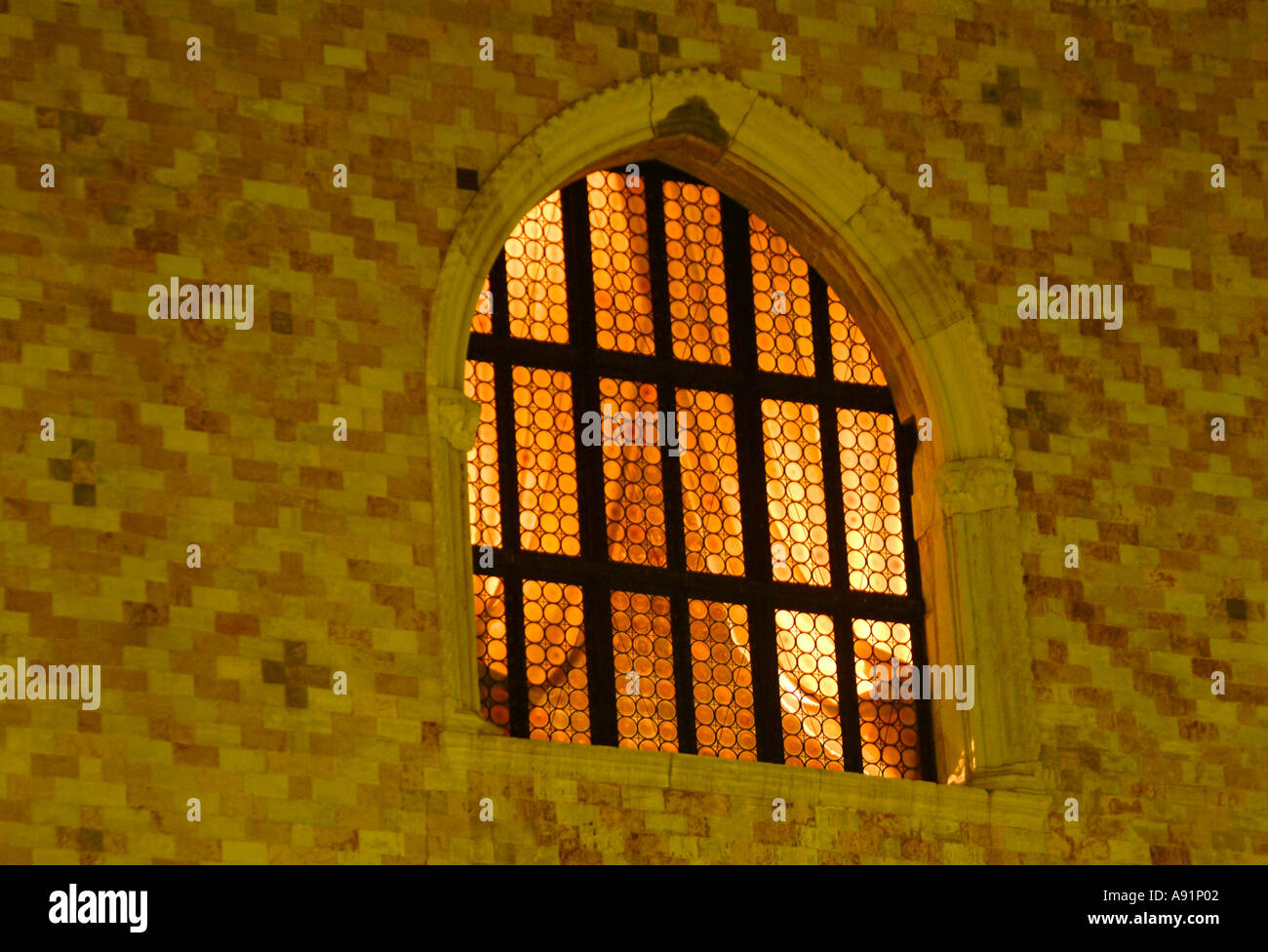iluminated window of the doges palace at venice Venzianische Fassade am Dogenpalast im Mondlicht am Markusplatz in Venedig Stock Photo