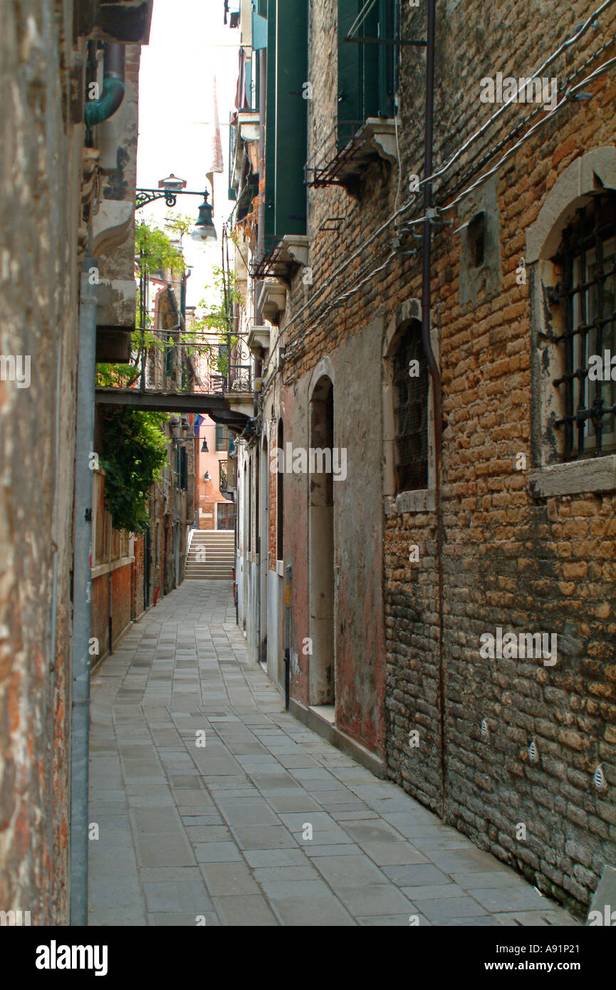 Lonely lane in Venice Einsame Gasse in Venedig Stadtteil Castello Stock Photo