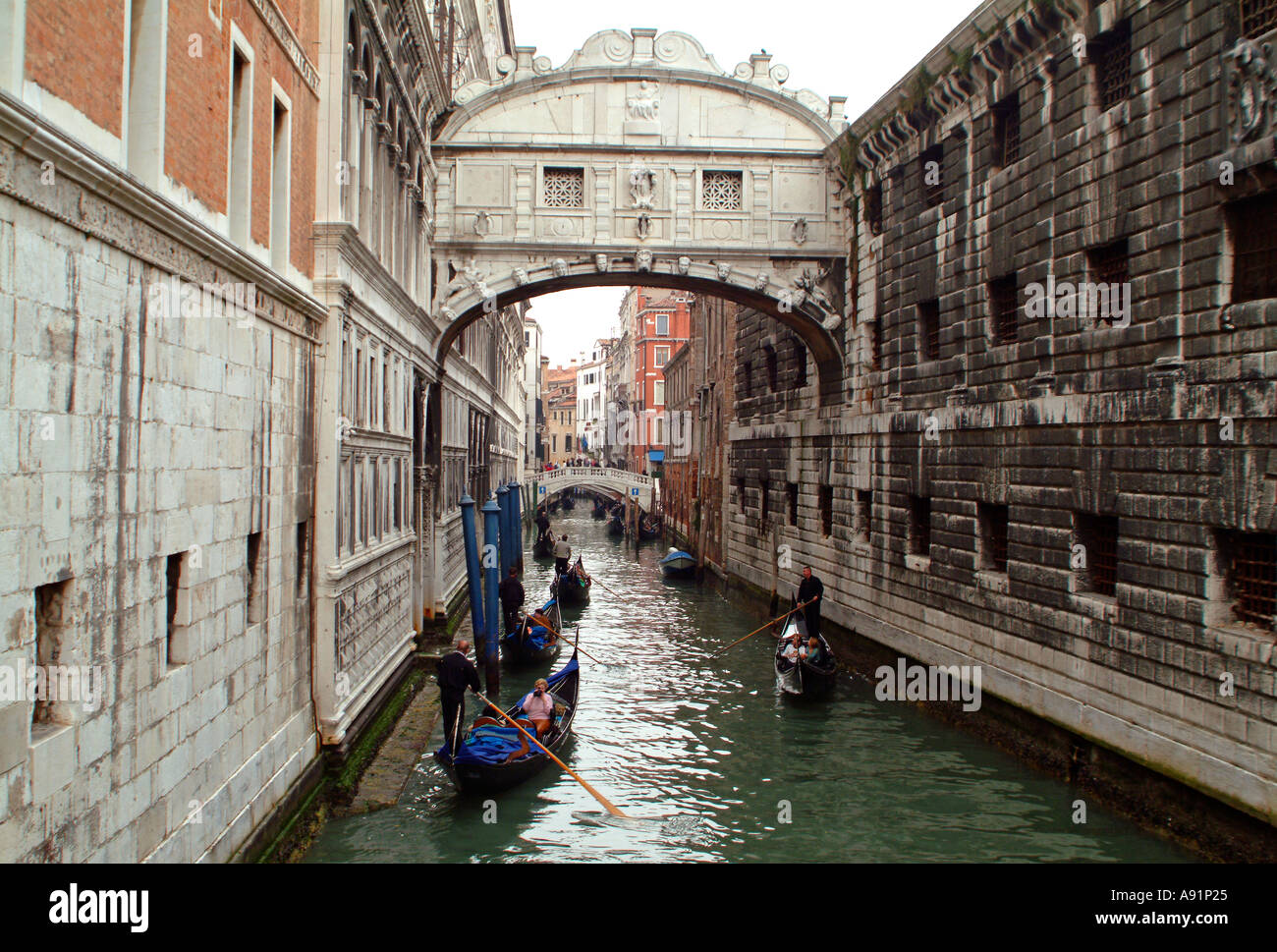 bridge of sighs with gondolas in venice Seufzerbrücke am Palazzo Ducale Dogenpalast und Palazzo d Prigiono in Venedig Stock Photo
