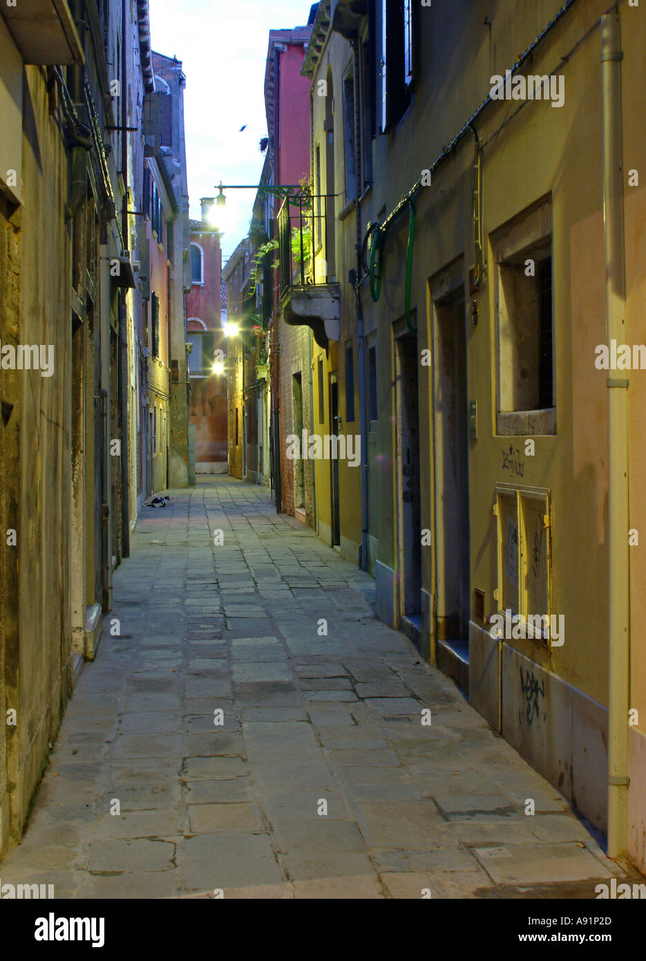 Lonely lane in Venice at night Einsame Gasse in Venedig bei Nacht Stock Photo