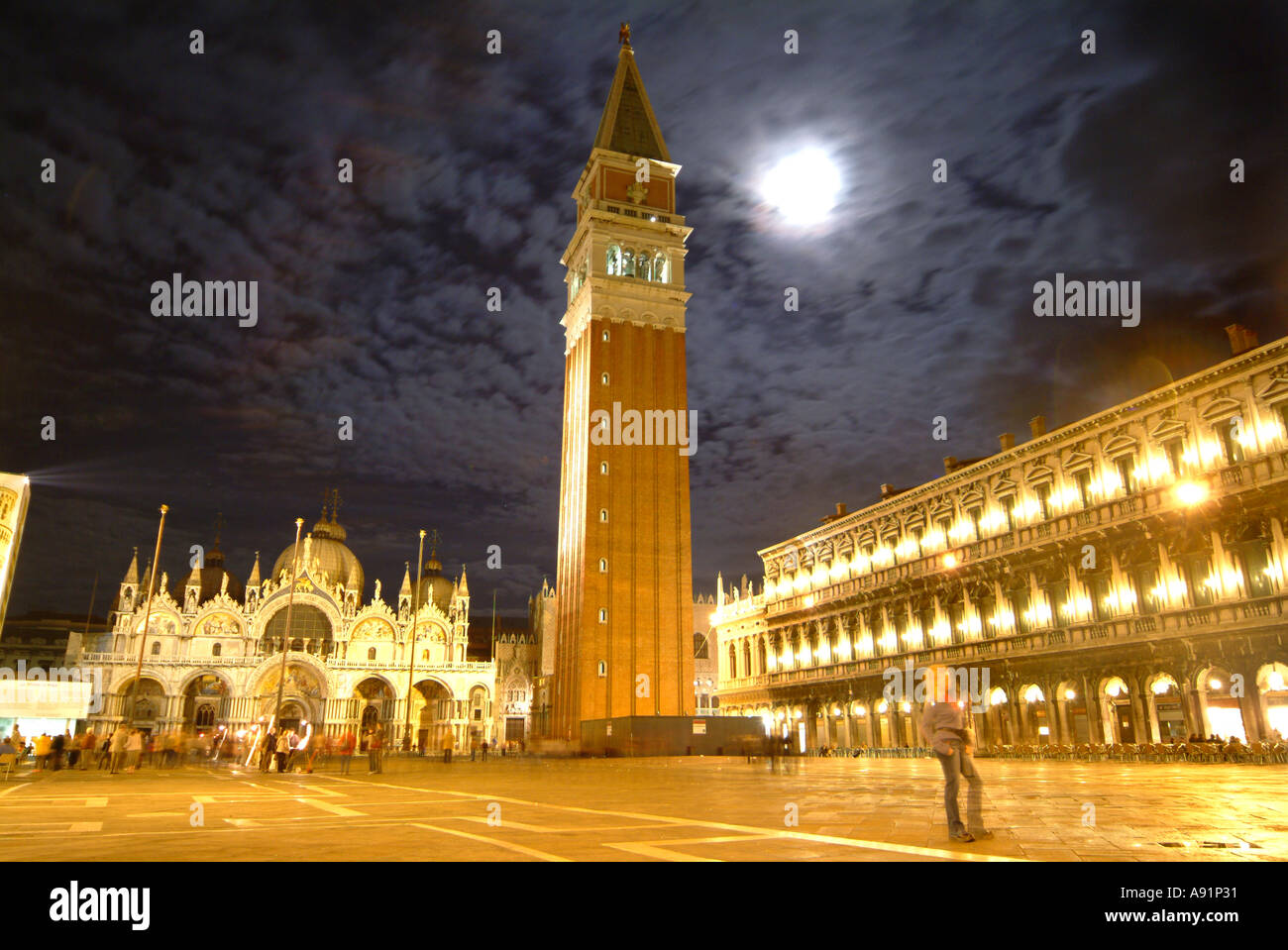 st marcus square campanile at night Markusplatz mit Campanile in Venedig bei Nacht und Vollmond Stock Photo