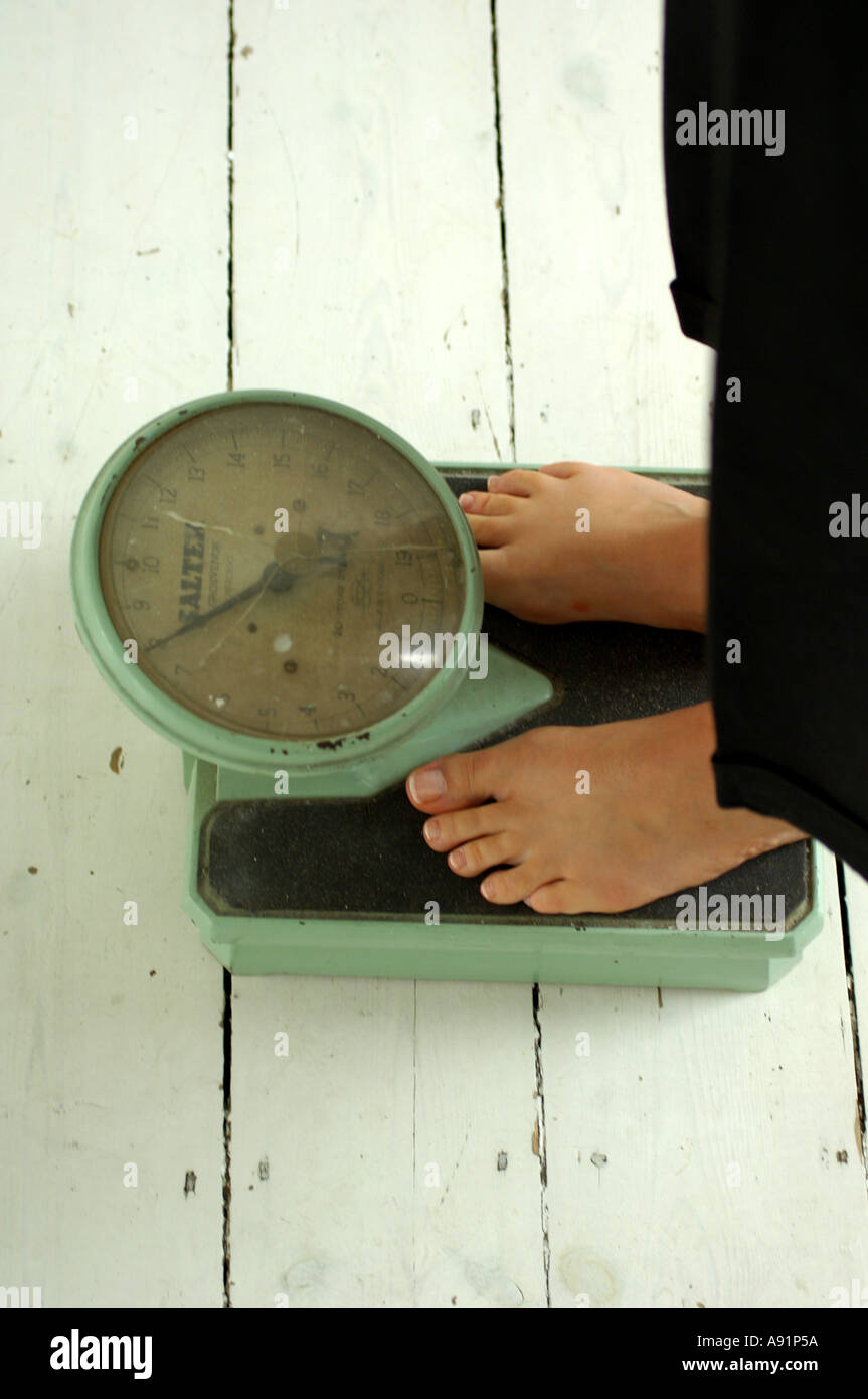 Old Fashioned Weighing scales and feet Stock Photo Alamy