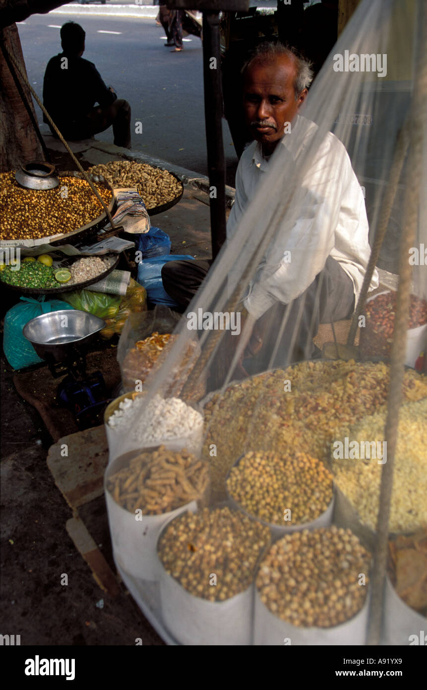INDIA. Delhi. Streetstall selling snacks Stock Photo - Alamy